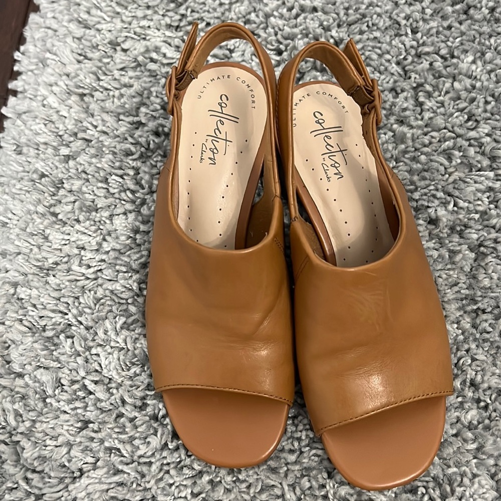 Women’s size 5 US shoe high heels brown color
